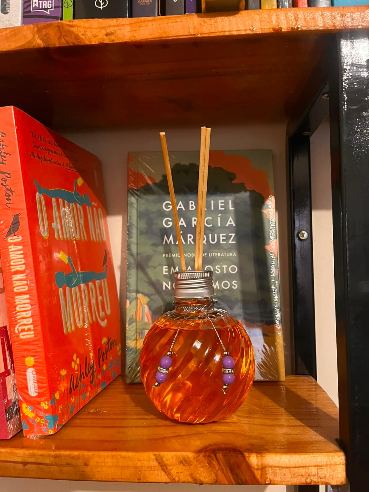 Aromatizador de varetas com fragrância de flor de laranjeira