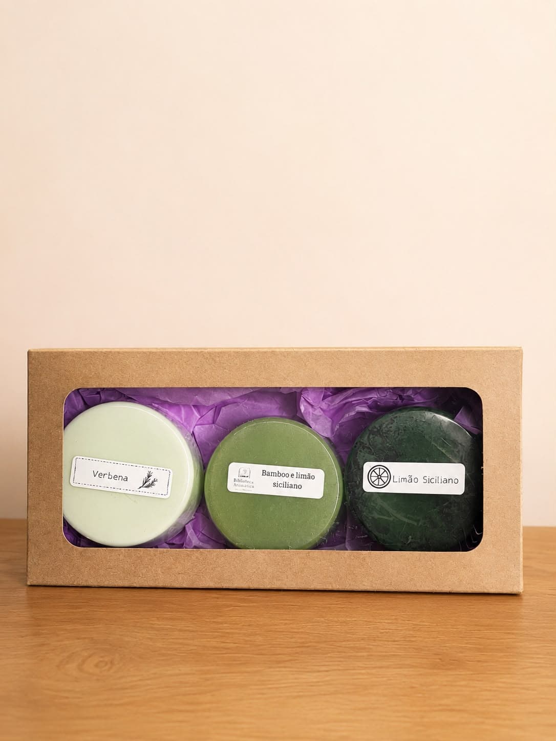 Kit com três sabonetes artesanais de fragrâncias cítricas