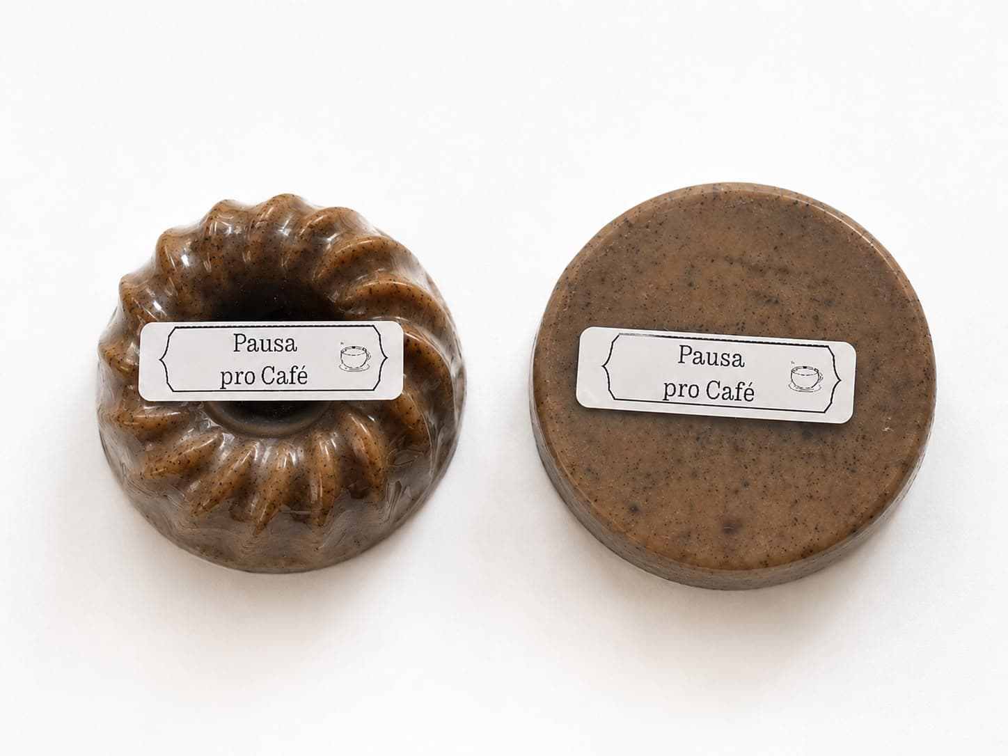 Sabonetes artesanais de café em formato mousse e redondo