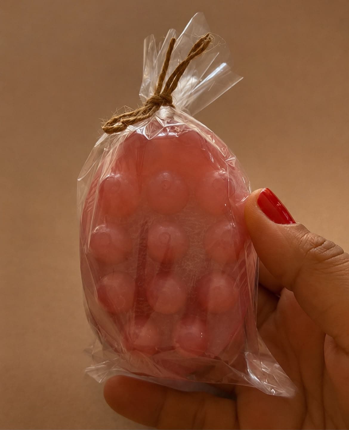 Sabonete massageador com bucha vegetal de cereja e avelã