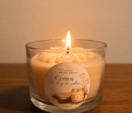 Vela aromática de baunilha acesa em pote de vidro